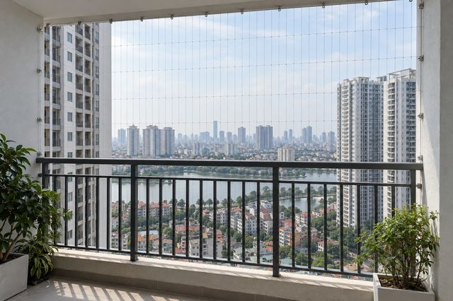 Ban công có lắp lưới an toàn dọc theo lan can.