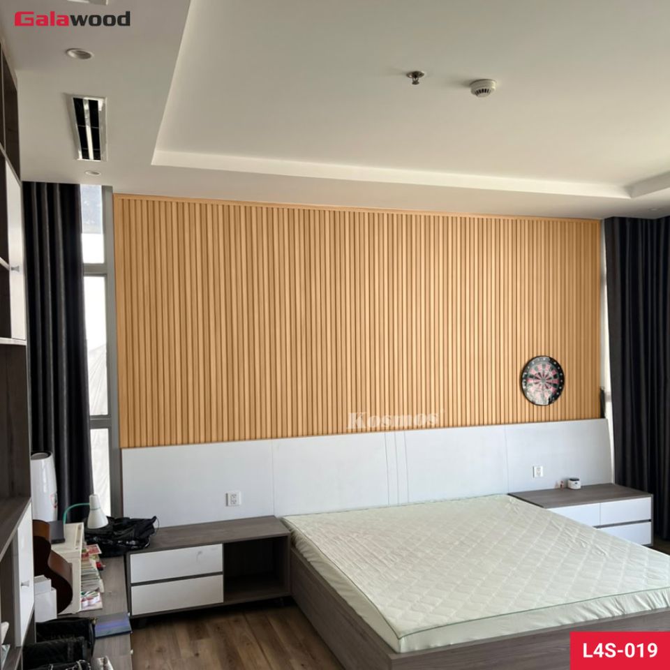 Cận cảnh bề mặt và biên dạng lam sóng L4S-019 màu Vàng sồi nhạt.