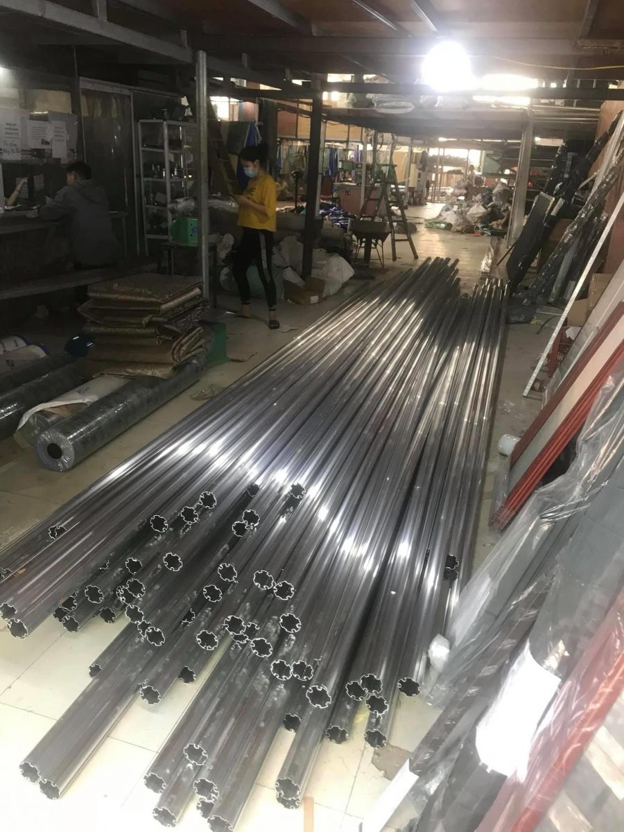 Những thanh ống dài xếp trong kho, một số đầu ống lộ tiết diện.