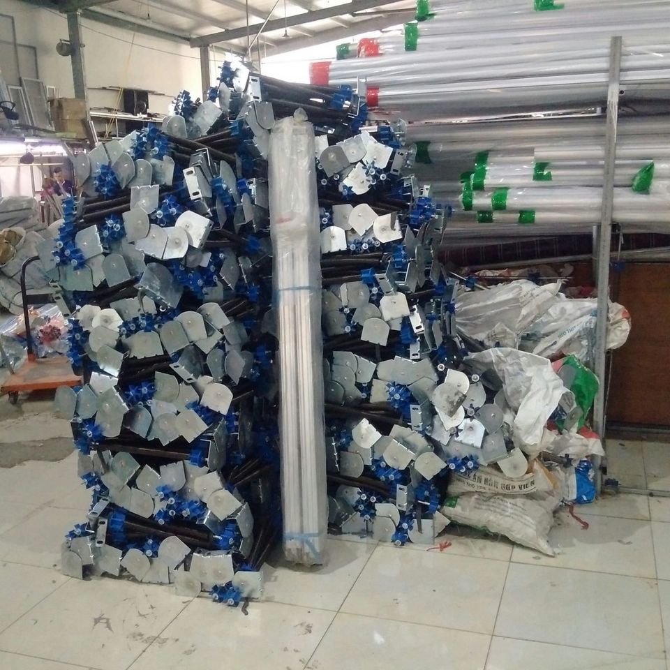 Các cụm bộ gá và ống cuốn xếp trong kho.
