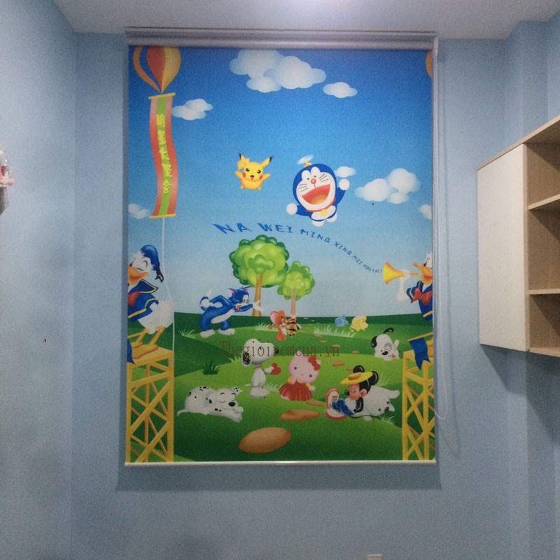 Rèm cuốn in hình hoạt hình nhiều màu với nền trời xanh và cây cỏ trong phòng trẻ em.