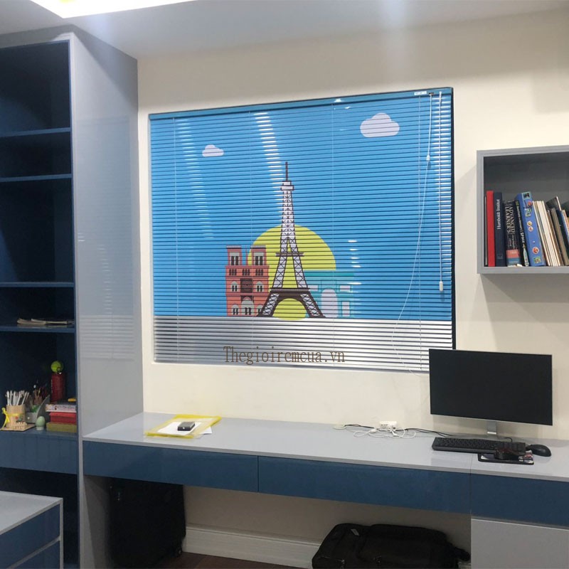 Rèm sáo nhôm in hình tháp Eiffel trên các lá ngang, lắp trước cửa sổ phòng làm việc.