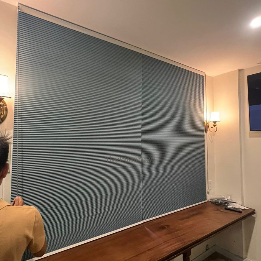 Rèm tổ ong mẫu 9562 trong khung cửa sổ căn hộ.