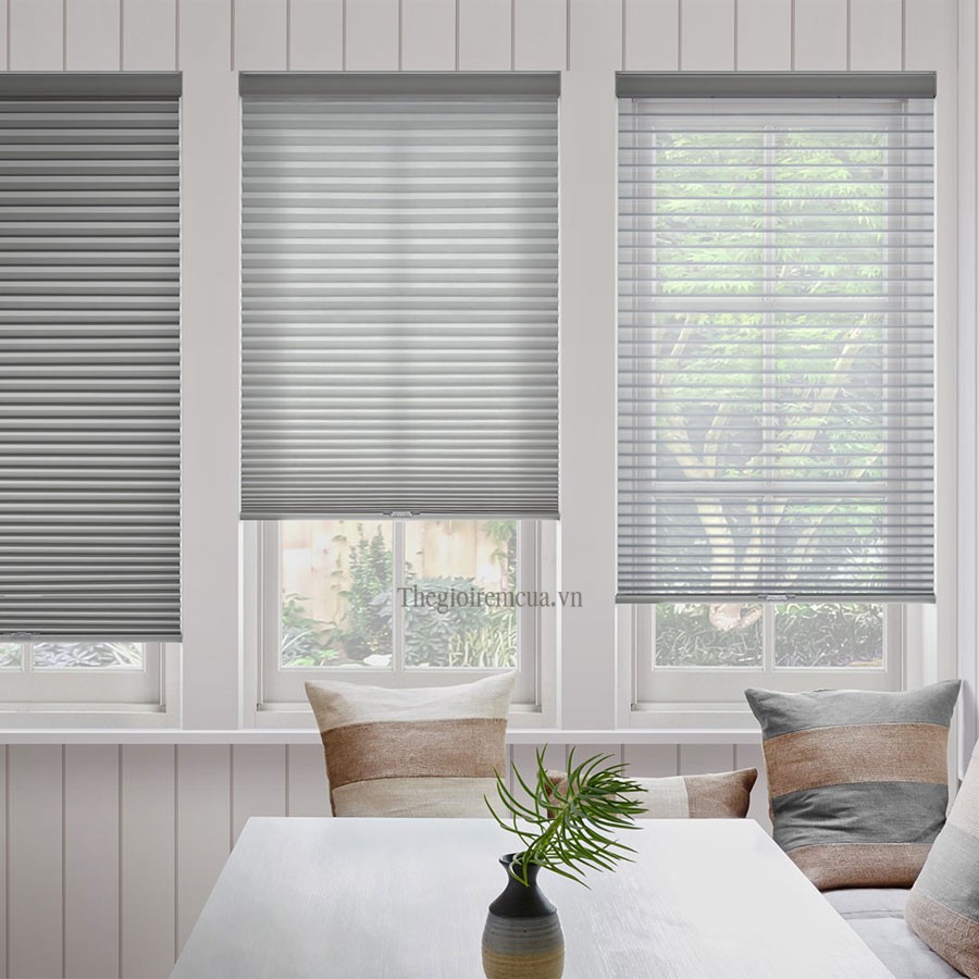 Rèm tổ ong mẫu 9927 tại cửa kính, định hướng lấy ánh sáng tự nhiên.