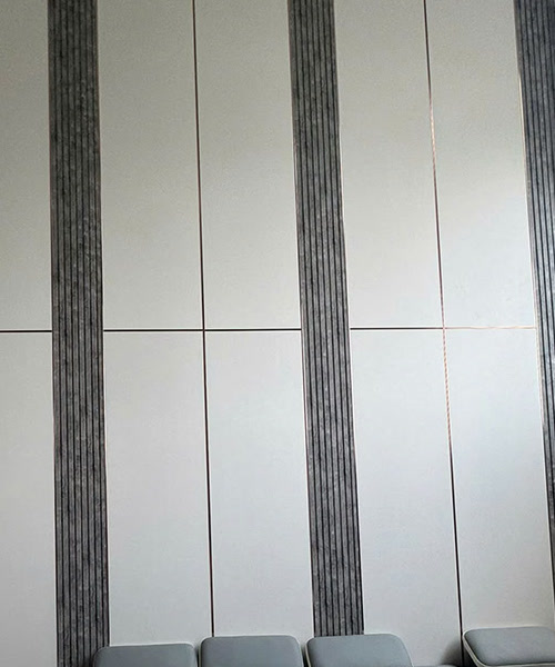 Mảng tường hoàn thiện bằng tấm TT-841CX vân vải xám ánh kim