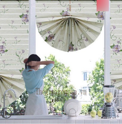 Rèm Roman nền sáng in hoa lá tím, xếp tỏa nan quạt trước cửa sổ.